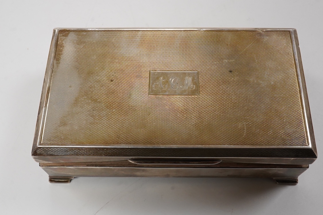 An Elizabeth II engine turned silver and yellow metal square compact, by Mappin & Webb, Birmingham, 1953, 69mm, together with a George V silver concave card case, Birmingham, 1911.